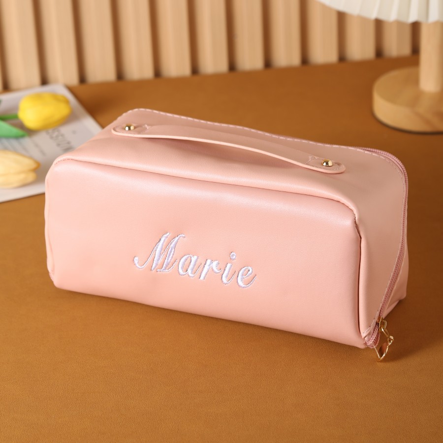 名前刺繍入りパーソナライズドレザーメイクアップバッグ、大容量 - Personalized Name Box のレビューと価格